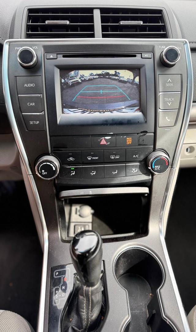 Toyota Camry Vehicle Full-screen Gallery Image 11