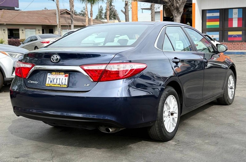 Toyota Camry Vehicle Full-screen Gallery Image 06