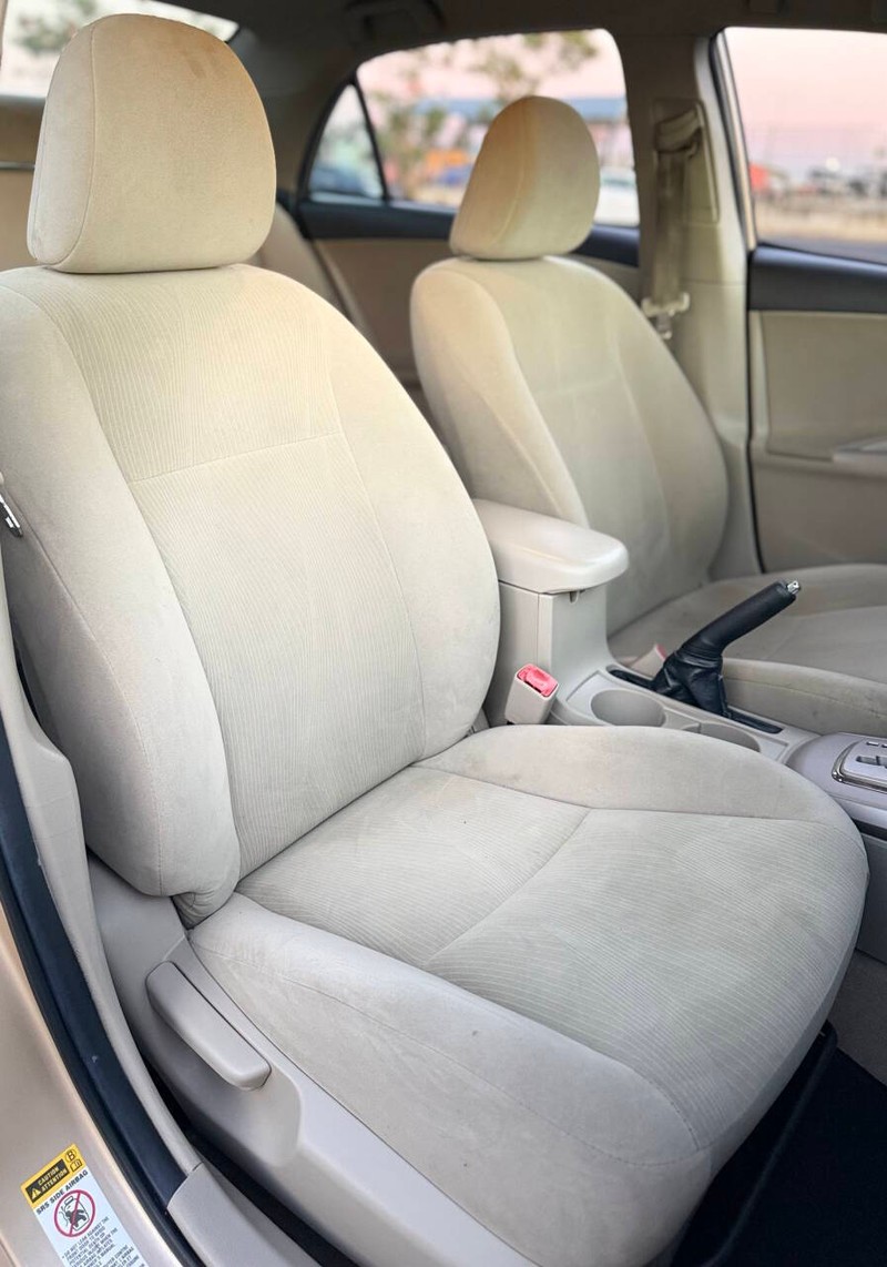 Toyota Corolla Vehicle Full-screen Gallery Image 13