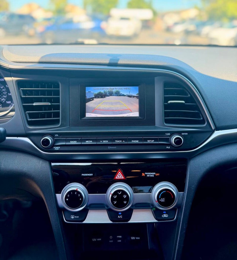 Hyundai Elantra Vehicle Full-screen Gallery Image 12