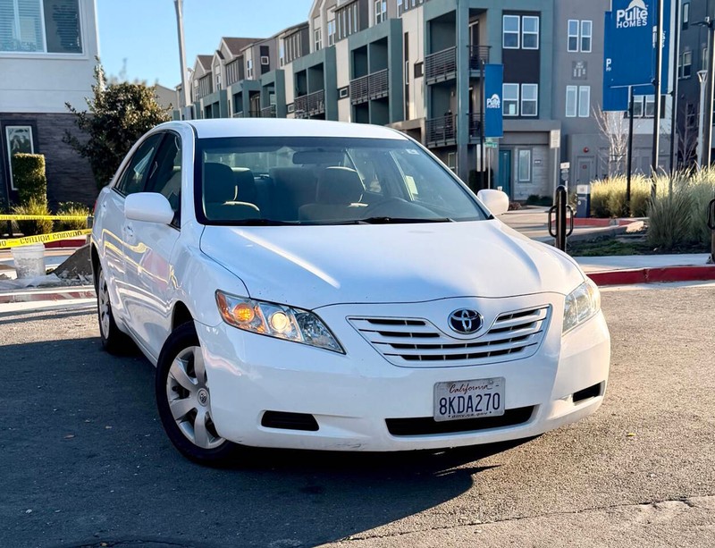 Toyota Camry Vehicle Full-screen Gallery Image 02