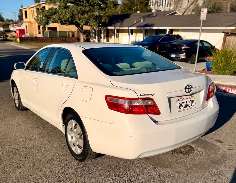 Toyota Camry Vehicle Full-screen Gallery Image 04