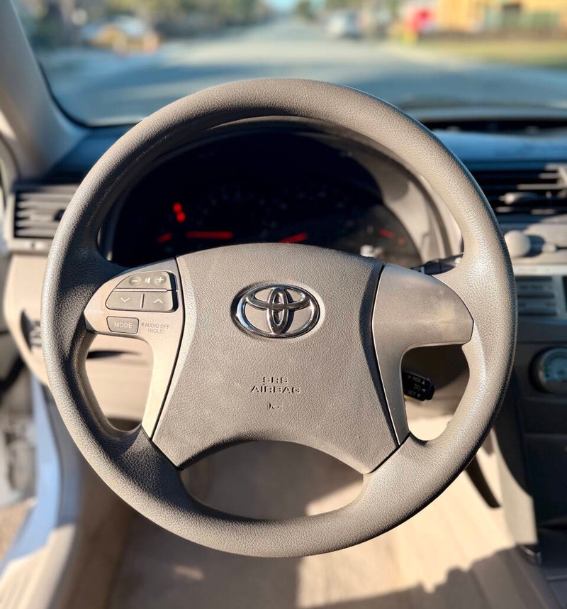 Toyota Camry Vehicle Full-screen Gallery Image 08