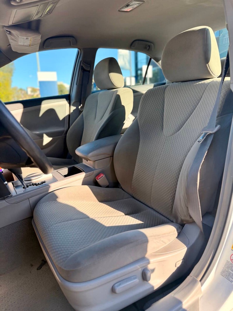 Toyota Camry Vehicle Full-screen Gallery Image 11