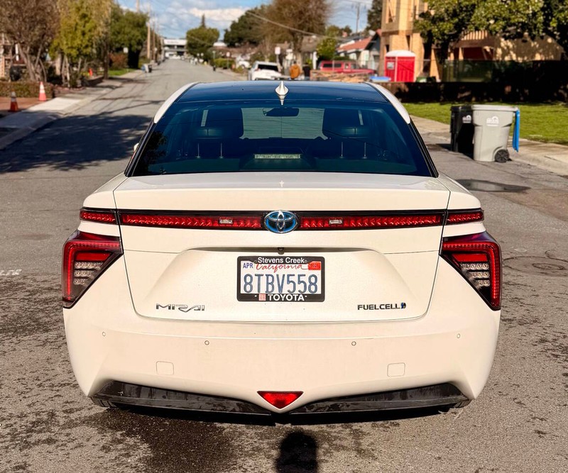 Toyota Mirai Vehicle Full-screen Gallery Image 05