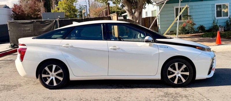 Toyota Mirai Vehicle Full-screen Gallery Image 08