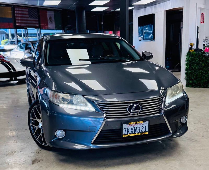 Lexus ES 300h Vehicle Full-screen Gallery Image 03