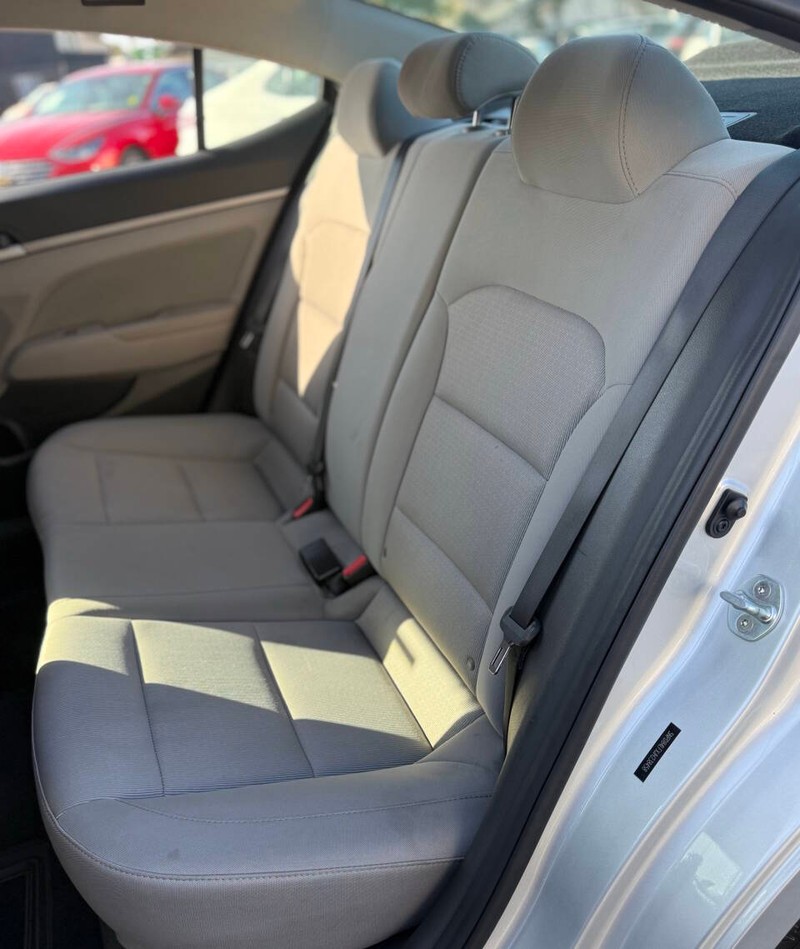 Hyundai Elantra Vehicle Full-screen Gallery Image 18