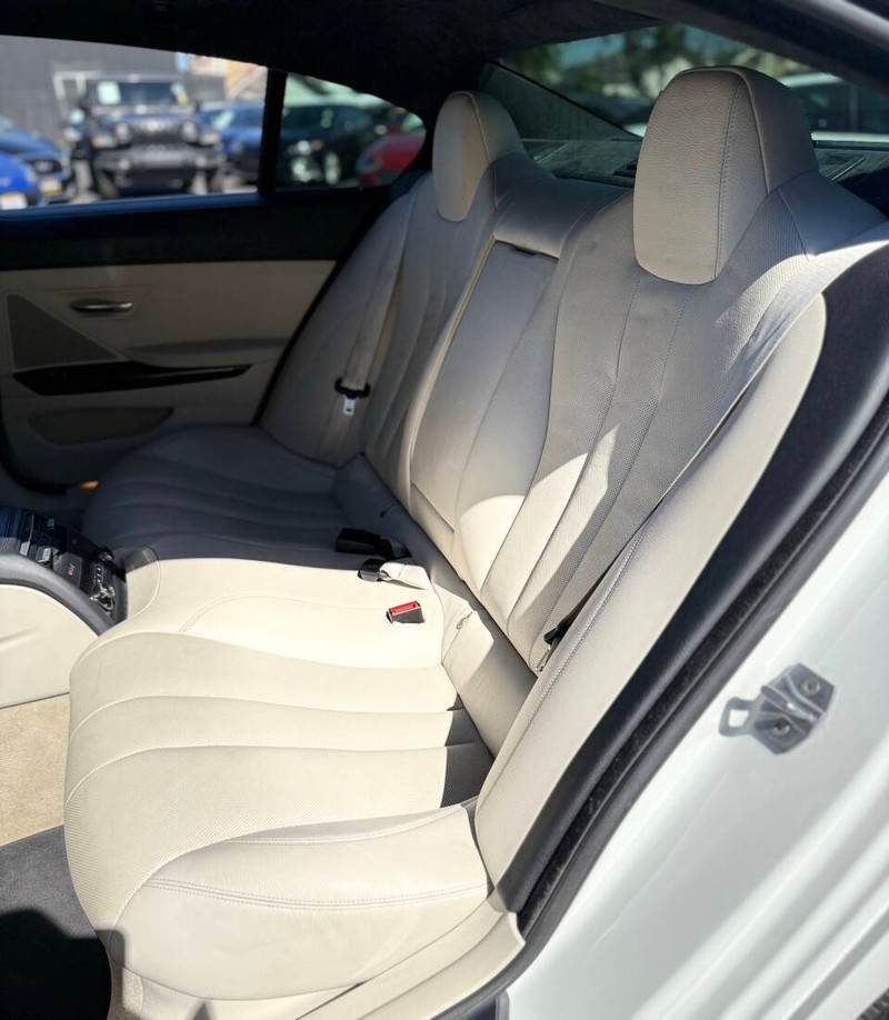 BMW 6 Series Vehicle Full-screen Gallery Image 16