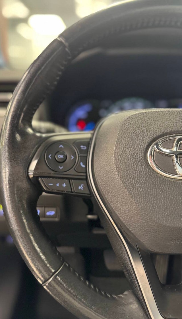 Toyota RAV4 Hybrid Vehicle Full-screen Gallery Image 12
