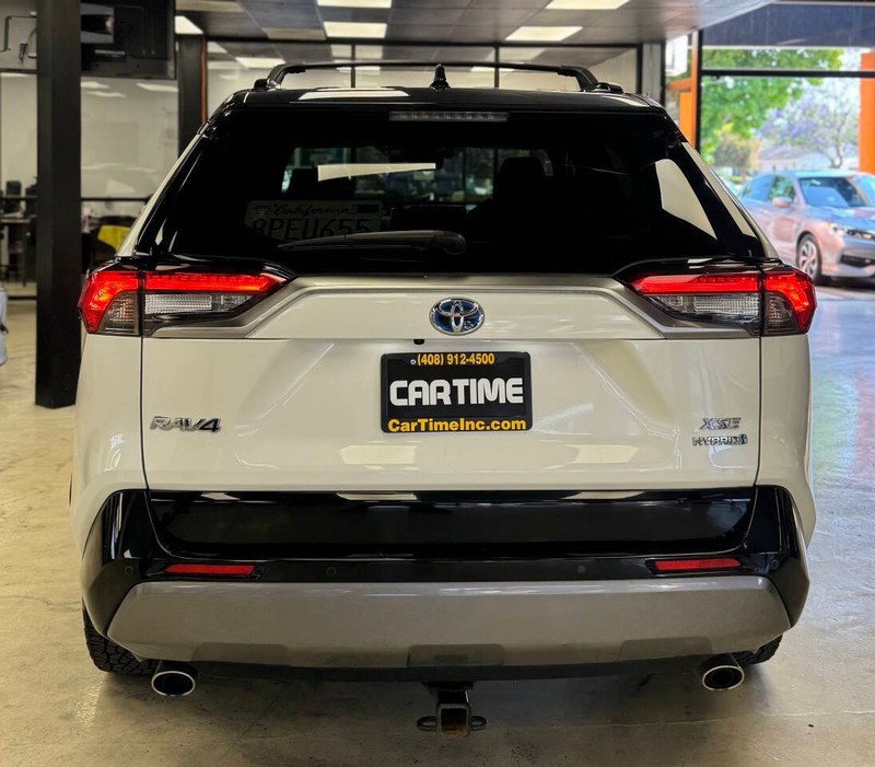 Toyota RAV4 Hybrid Vehicle Full-screen Gallery Image 08