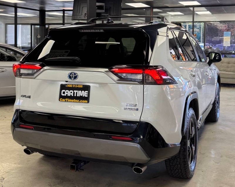 Toyota RAV4 Hybrid Vehicle Full-screen Gallery Image 09