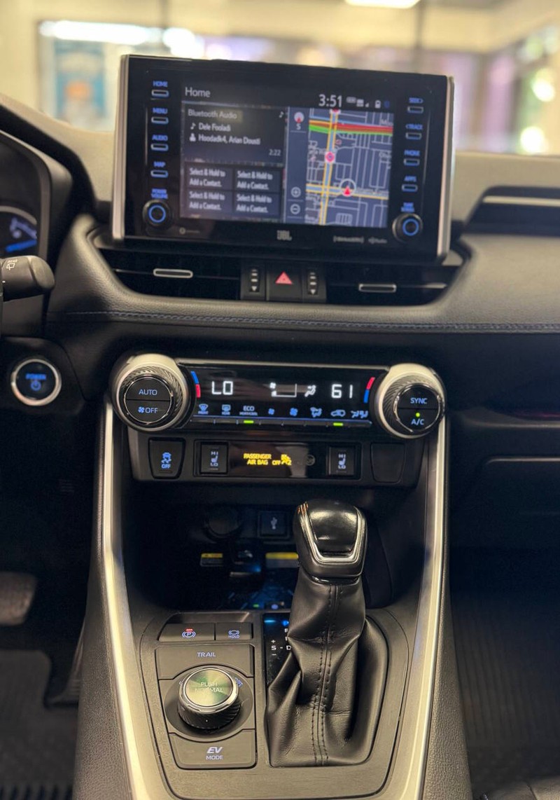 Toyota RAV4 Hybrid Vehicle Full-screen Gallery Image 15
