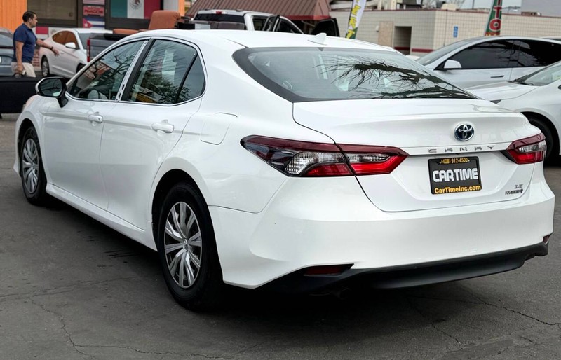 Toyota Camry Vehicle Full-screen Gallery Image 07