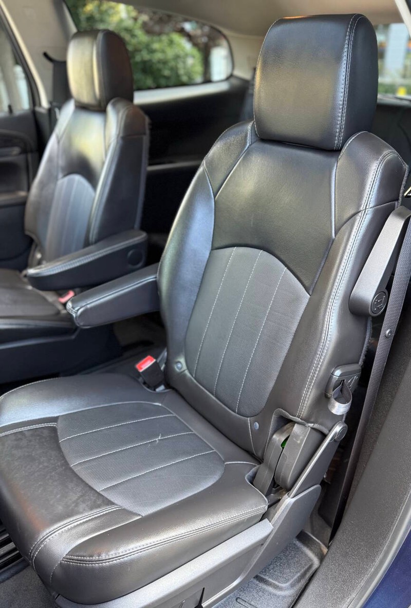 Buick Enclave Vehicle Full-screen Gallery Image 16