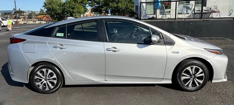 Toyota Prius Prime Vehicle Full-screen Gallery Image 07