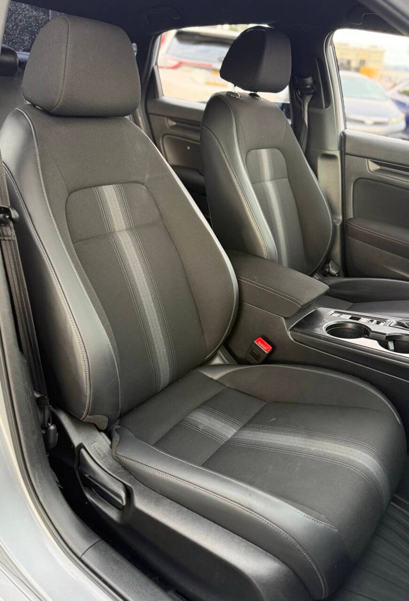 Honda Civic Sedan Vehicle Full-screen Gallery Image 14