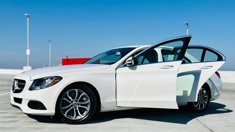Mercedes-Benz C-Class Vehicle Full-screen Gallery Image 04