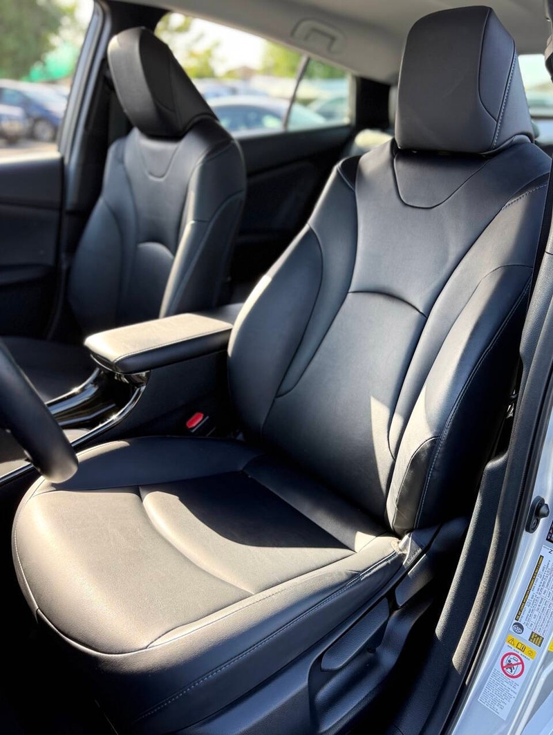 Toyota Prius Vehicle Full-screen Gallery Image 12