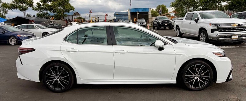 Toyota Camry Vehicle Full-screen Gallery Image 08