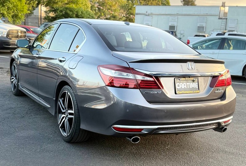 Honda Accord Sedan Vehicle Full-screen Gallery Image 08