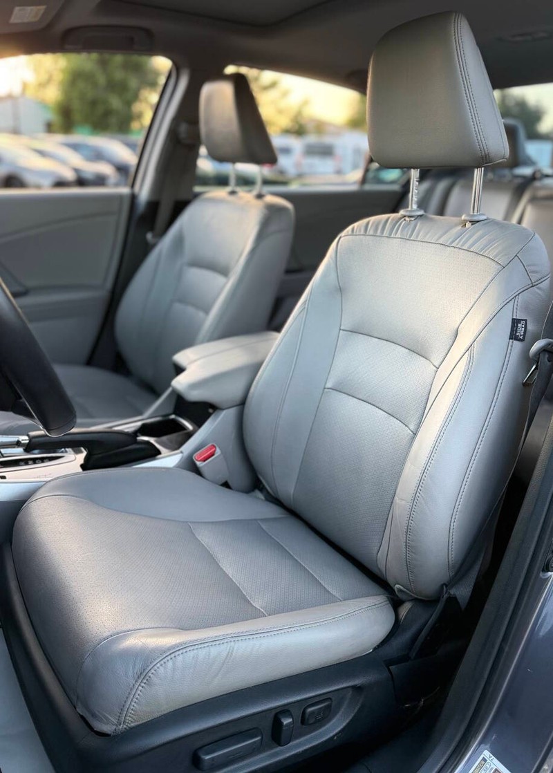 Honda Accord Sedan Vehicle Full-screen Gallery Image 11