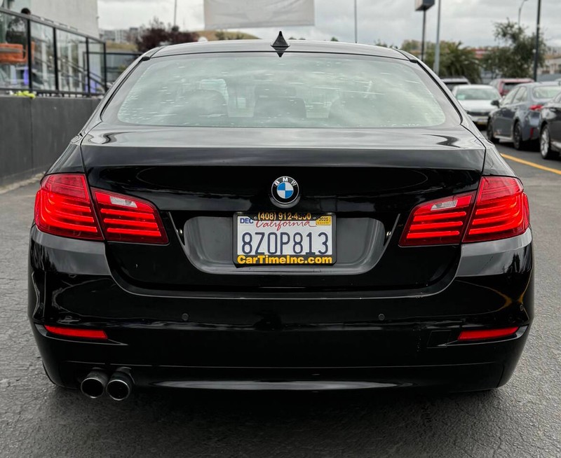 BMW 5 Series Vehicle Full-screen Gallery Image 07