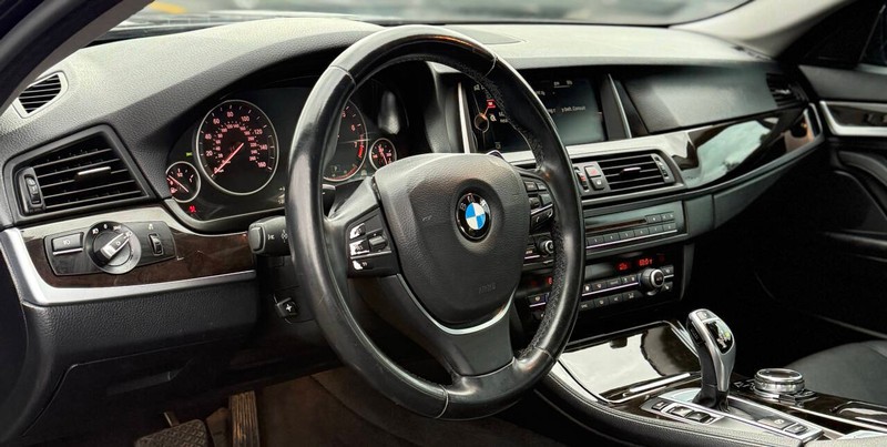 BMW 5 Series Vehicle Full-screen Gallery Image 09