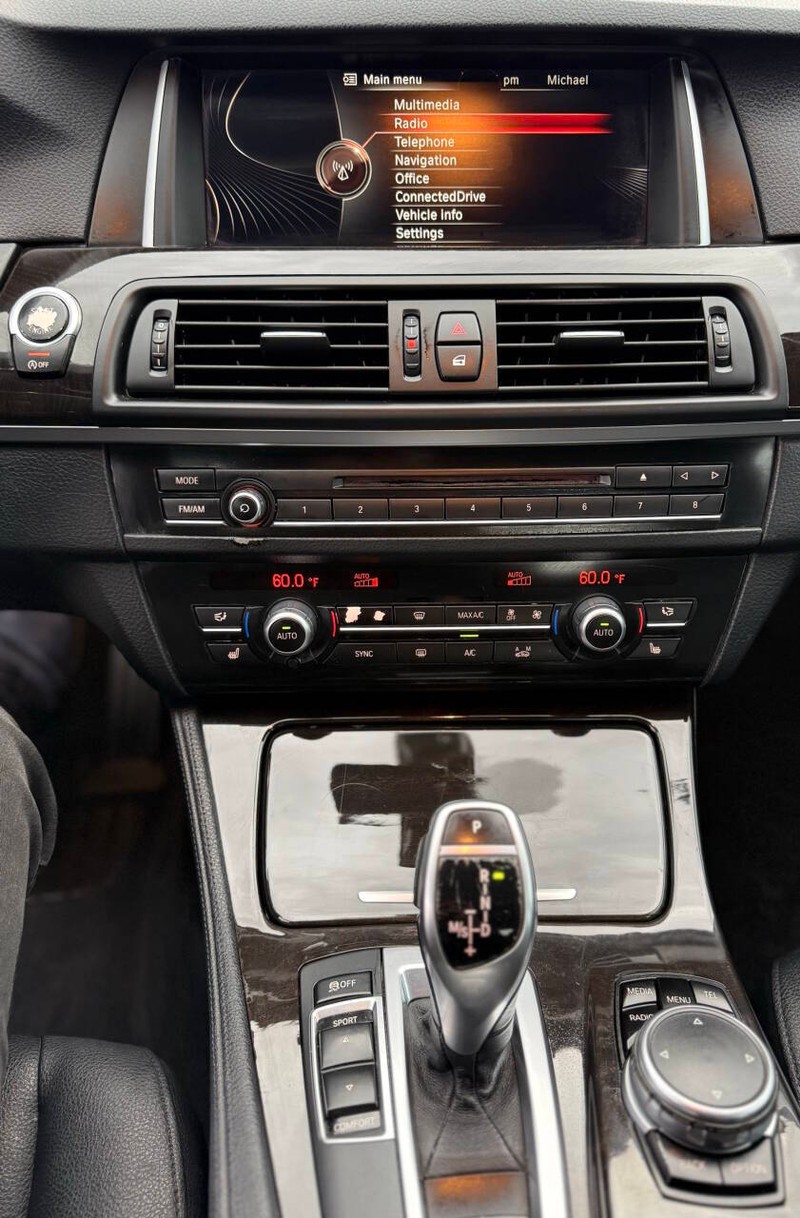 BMW 5 Series Vehicle Full-screen Gallery Image 12