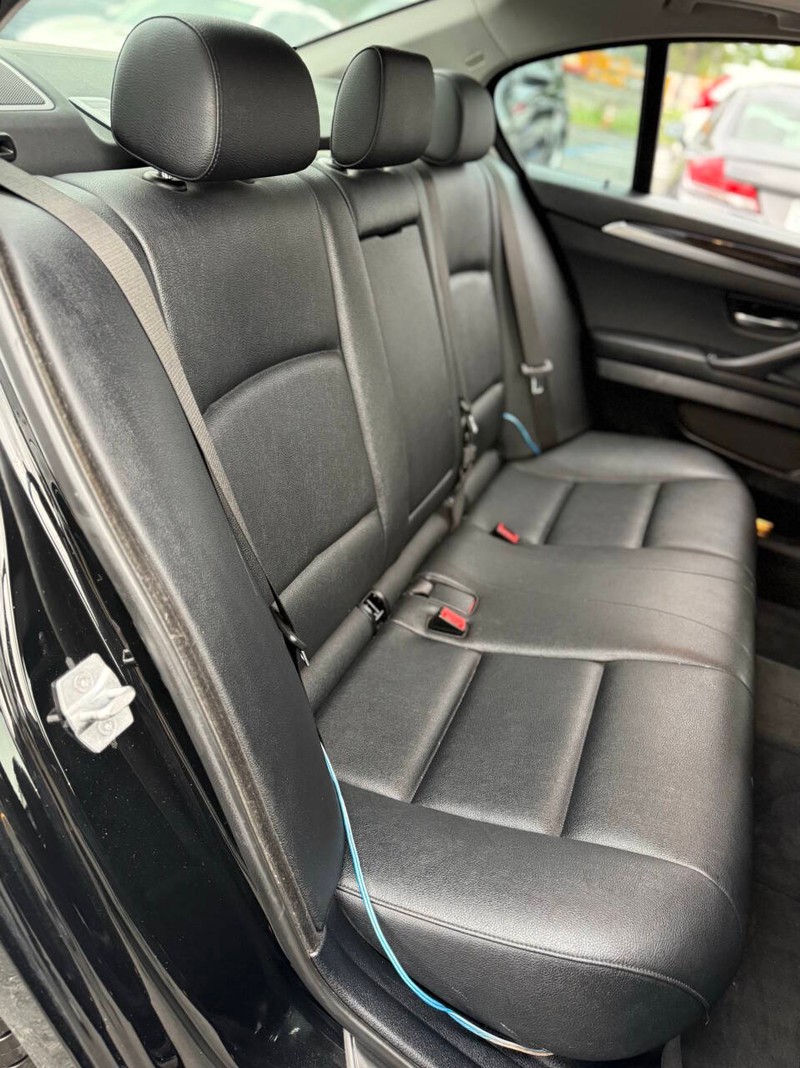 BMW 5 Series Vehicle Full-screen Gallery Image 16