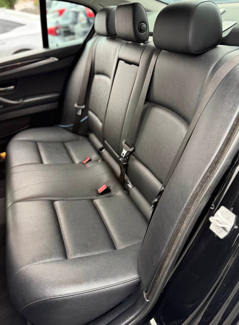 BMW 5 Series Vehicle Full-screen Gallery Image 17