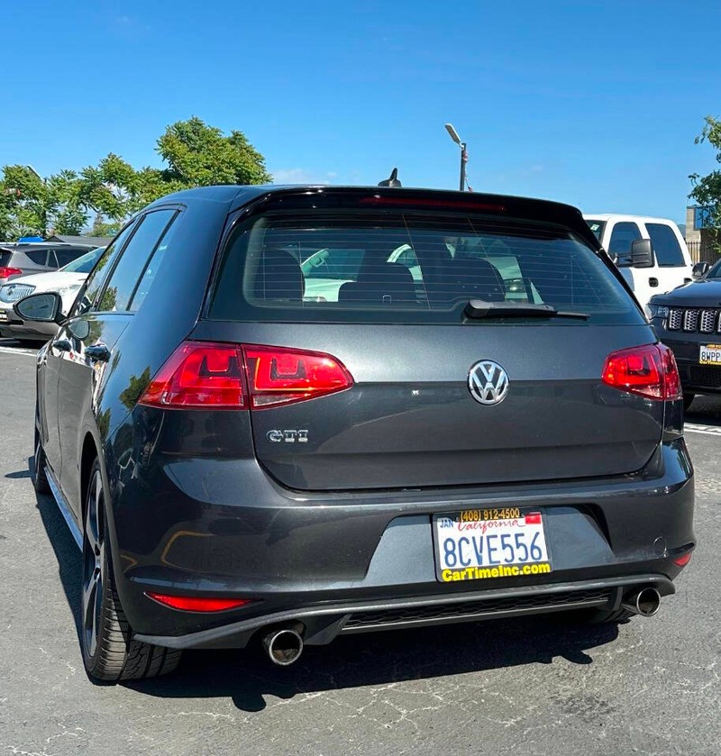 Volkswagen Golf GTI Vehicle Full-screen Gallery Image 07