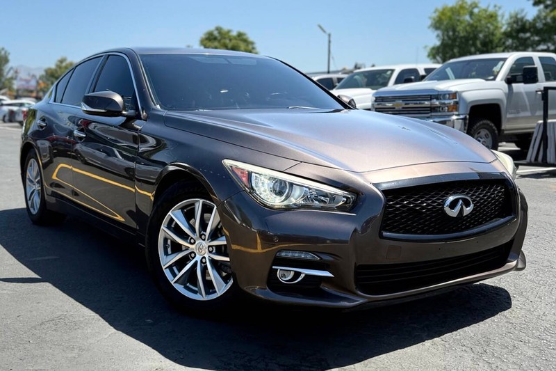 INFINITI Q50 Vehicle Full-screen Gallery Image 03