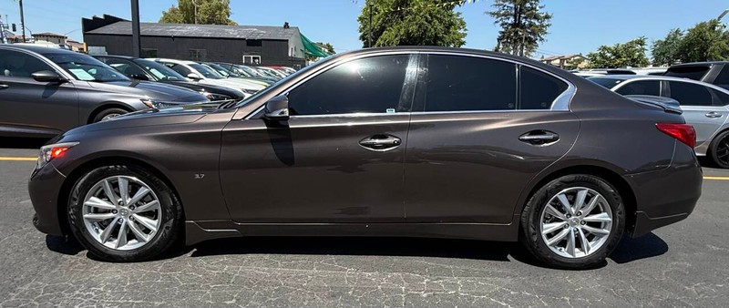 INFINITI Q50 Vehicle Full-screen Gallery Image 04