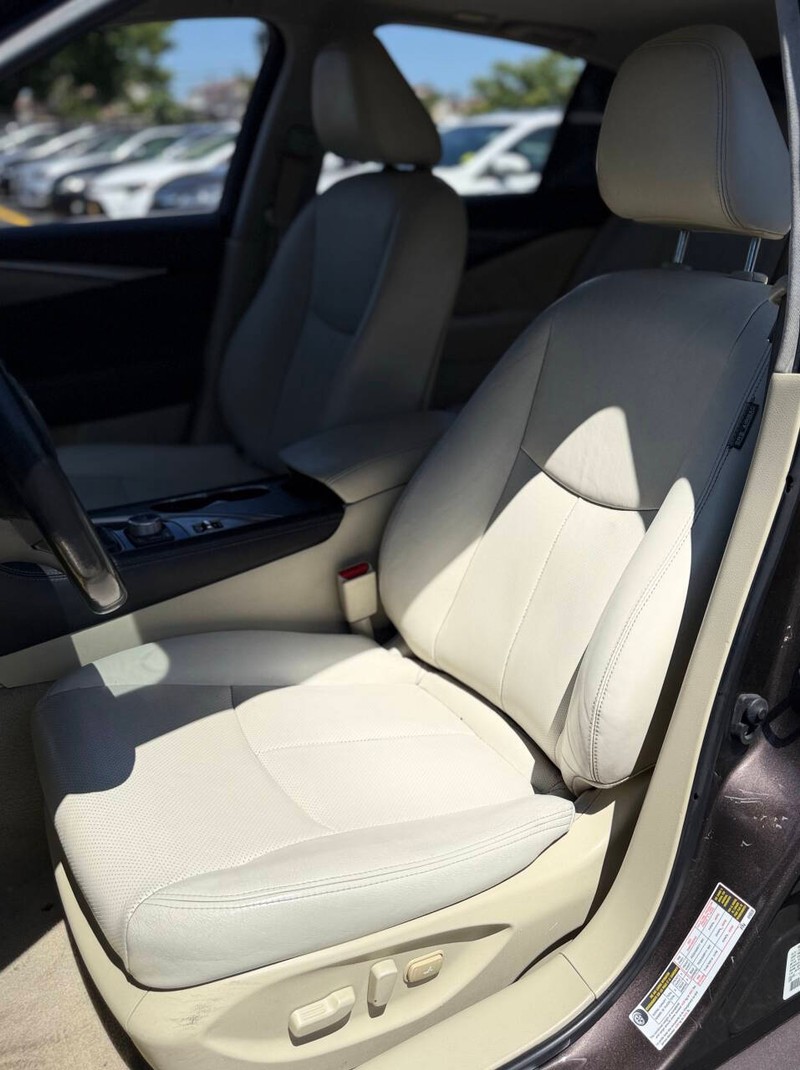 INFINITI Q50 Vehicle Full-screen Gallery Image 12