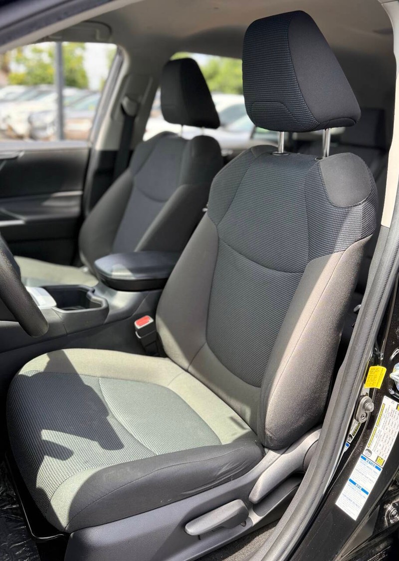 Toyota RAV4 Vehicle Full-screen Gallery Image 12