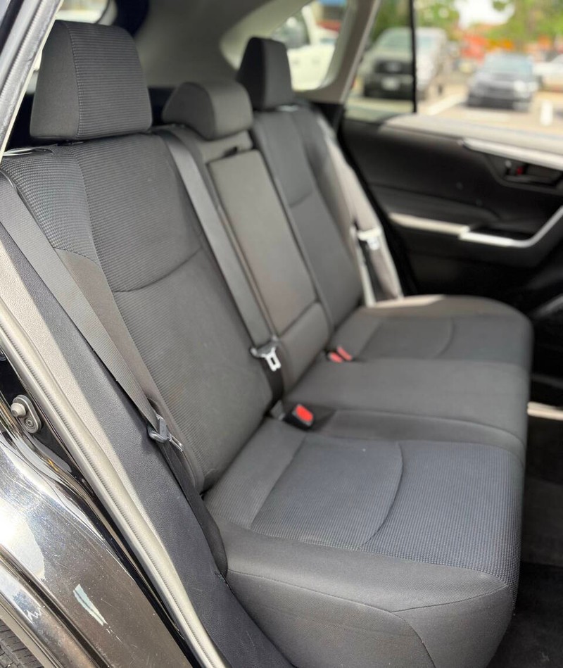 Toyota RAV4 Vehicle Full-screen Gallery Image 14