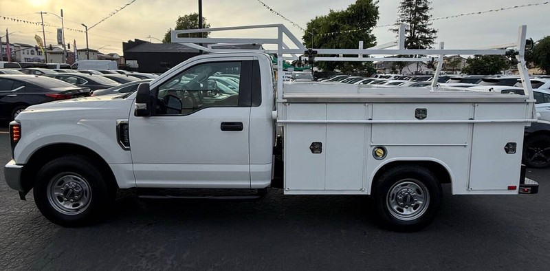 Ford Super Duty F-250 SRW Vehicle Full-screen Gallery Image 04