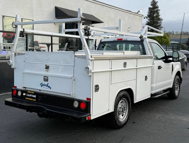 Ford Super Duty F-250 SRW Vehicle Full-screen Gallery Image 06