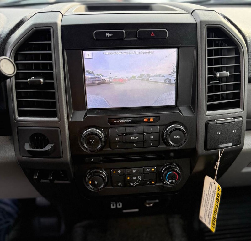 Ford Super Duty F-250 SRW Vehicle Full-screen Gallery Image 11