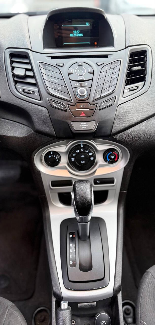 Ford Fiesta Sedan Vehicle Full-screen Gallery Image 10