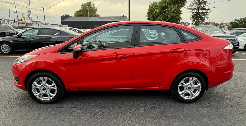 Ford Fiesta Sedan Vehicle Full-screen Gallery Image 04