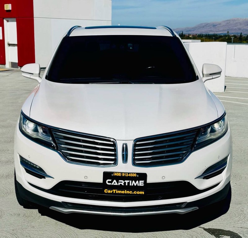 Lincoln MKC Vehicle Full-screen Gallery Image 10
