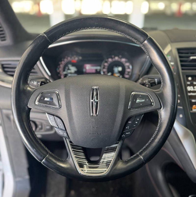Lincoln MKC Vehicle Full-screen Gallery Image 14