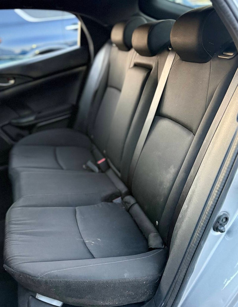 Honda Civic Hatchback Vehicle Full-screen Gallery Image 12
