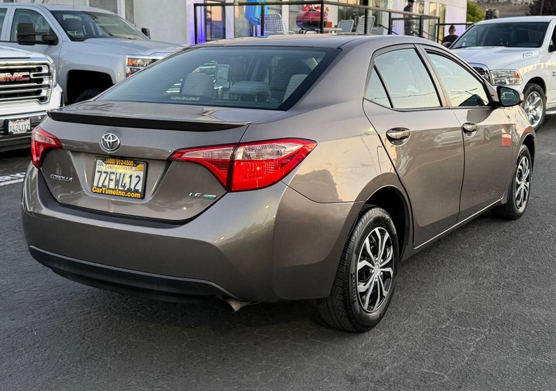 Toyota Corolla Vehicle Full-screen Gallery Image 11