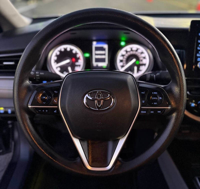 Toyota Camry Vehicle Full-screen Gallery Image 09