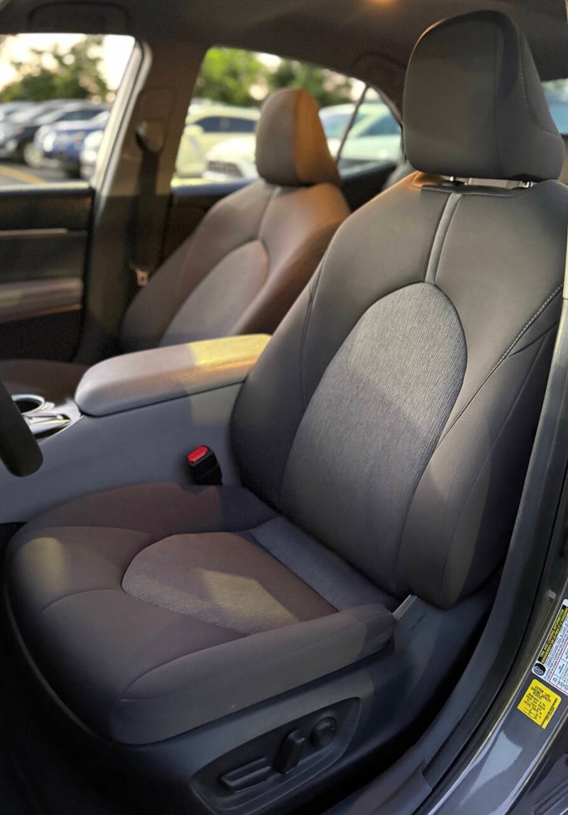 Toyota Camry Vehicle Full-screen Gallery Image 11