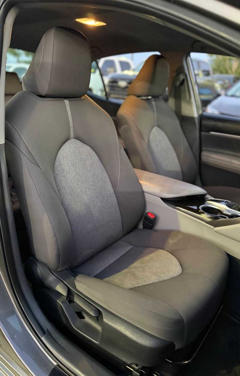 Toyota Camry Vehicle Full-screen Gallery Image 13
