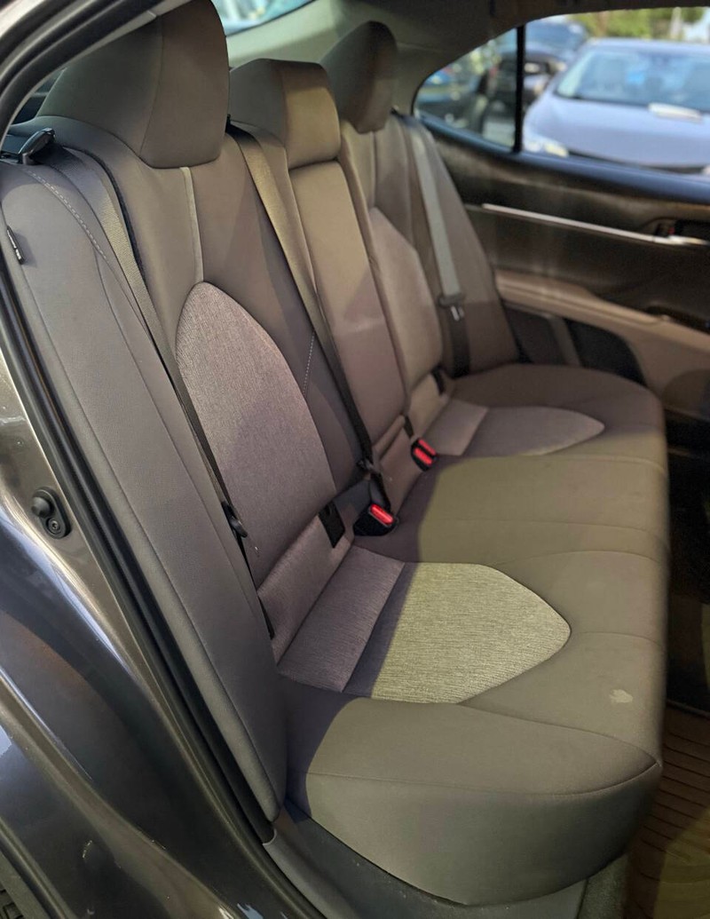 Toyota Camry Vehicle Full-screen Gallery Image 16